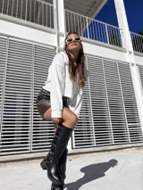 Bota negra de ecocuero con hebillas y taco de 6.5 cm.