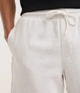 Bermuda masculina de color blanco con textura jacquard y patrón chevron, cintura elástica con cordón ajustable y bolsillos funcionales, de la marca Blue Steel.
