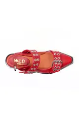 Sandalias con estampado animal print, con puntera cerrada y tiras con hebillas y ojales.