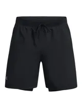 Short deportivo 2 en 1 de Under Armour, compuesto por un pantalón corto exterior ligero y un short de compresión integrado. Presenta cintura elástica con cordón, bolsillos laterales y logo reflectante en la pierna.