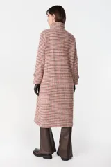 Tapado largo de corte recto con solapas clásicas y cierre frontal de botones. Presenta un estampado de cuadros tipo pata de gallo en tonos beige, bordó y azul. Cuenta con mangas largas y bolsillos laterales.