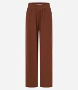 Pantalón recto color marrón de ribana con cintura ancha elástica y superficie texturizada.