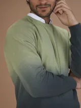 Sweater de punto con cuello redondo y mangas largas, con diseño degradado de verde claro a verde oscuro.