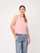 Musculosa de lino color verde claro, con cuello redondo y diseño holgado.