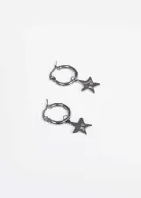 Par de aros plateados tipo argolla con dije de estrella colgante.