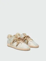 Zapatillas Golden Goose modelo Ballstar, confeccionadas en gamuza con acabado brillante, forradas en corderito. Presentan cordones gruesos en tonos tierra, detalle de estrella lateral y suela con efecto desgastado.