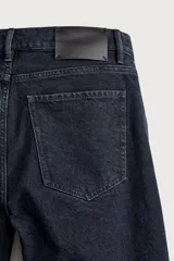 Jeans straight fit de corte recto confeccionados en denim de algodón color negro con efecto lavado. Posee diseño clásico de cinco bolsillos y cierre frontal con cremallera y botón metálico.
