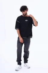 Pantalón de jean color negro con efecto lavado, de corte recto y ajuste cómodo.