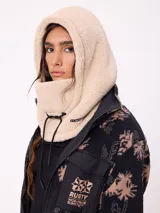 Pasamontañas de tejido tipo corderito en color beige, con cordón ajustable y logo de la marca bordado.