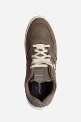 Zapatillas urbanas negras con suela marrón.