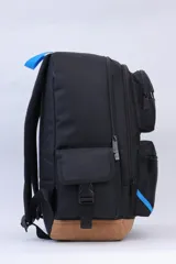 Mochila de color camel con base marrón de material tipo cuero. Presenta múltiples compartimentos con cierres, correas ajustables y detalles en azul, incluyendo un logo en relieve y texto impreso en el frente.