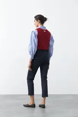 Pantalón de vestir negro de corte clásico, recto y levemente entallado, con largo hasta el tobillo.