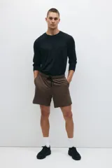 Short deportivo de tejido funcional con tecnología DryMove para absorción de sudor. Presenta corte estándar, cintura elástica con cordón de ajuste, bolsillos laterales y un bolsillo con cierre oculto. Incluye aberturas laterales en el bajo.