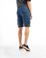 Bermuda cargo color negro de corte clásico, confeccionada en gabardina de algodón con lycra. Cuenta con bolsillos laterales con solapa y presillas para cinturón.