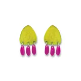 Par de aros colgantes con base triangular color verde lima con glitter y tres dijes colgantes color fucsia.