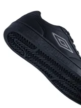 Championes urbanos Umbro modelo Milo, color negro con logo de la marca en gris en el lateral. Presentan un diseño clásico con cordones y suela de goma al tono.