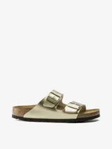 Sandalias Birkenstock Arizona BF color dorado, con dos correas ajustables con hebillas metálicas.