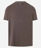 Remera deportiva de manga corta con cuello redondo, confeccionada en tejido técnico con tecnología Dry para mayor transpirabilidad y evaporación del sudor. Presenta un diseño básico con detalles reflectantes.