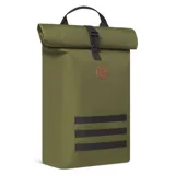 Mochila grande color verde militar, con sistema de cierre enrollable y hebilla de ajuste. Tiene asa de mano superior y tirantes acolchados ajustables. Cuenta con un bolsillo interno acolchado para laptop de 15 pulgadas y sistema MOLLE para fijación de bolsas frontales. Vegana y repelente al agua.