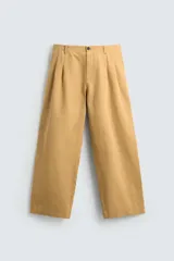 Pantalón chino straight fit de corte recto y holgado, color tostado, con pliegues frontales en la cintura, bolsillos laterales y cierre con cremallera y botón.