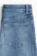 Jean Wide Leg de tiro alto, color azul con lavado medio, bolsillos frontales tipo parche y diseño de pernera ancha con ligero stretch.