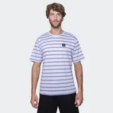 Remera de manga corta con diseño de rayas horizontales en tonos beige y gris, cuello redondo y parche con logo de la marca en el pecho.