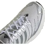 Championes de running Adidas Adistar Control 3, con diseño técnico en color blanco y detalles metalizados plateados. Presentan una estructura de malla transpirable, refuerzos sintéticos para mayor soporte y una entresuela acolchada con suela de goma negra.
