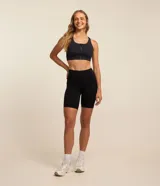 Bermuda ciclista de tiro alto, confeccionada en microfibra técnica con bolsillo lateral funcional. Presenta un diseño ajustado al cuerpo, ideal para actividades deportivas.