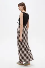 Falda midi de algodón con estampado a cuadros en tonos marrón, beige, gris y blanco, de corte amplio y fluido.