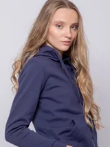 Canguro azul marino con capucha, cierre frontal y bolsillos tipo canguro.