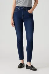 Pantalón de jean azul oscuro, tiro alto, corte skinny y tobillo al ras.