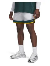 Short deportivo Under Armour de corte holgado, color blanco con franja inferior en verde oscuro y borde amarillo. Cuenta con cintura elástica, bolsillos laterales y logo de la marca en la pierna.