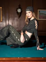 Pantalón oxford de tejido de punto con lurex y viscosa, con pequeños orificios a los costados.