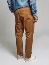 Pantalón negro de corte chino con bolsillos laterales y traseros.