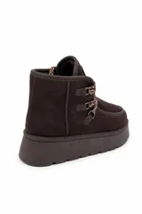 Bota corta de gamuza sintética color marrón chocolate, con plataforma chunky de goma y sistema de cordones trenzados con ganchos metálicos.