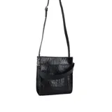 Cartera tipo box negra con textura croco, asa corta y asa larga desmontable y regulable, bolsillo exterior y bolsillos interiores.