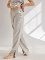 Pantalon de corte recto y tiro medio, confeccionado en lino, con cintura elastizada y tajos laterales en el ruedo.