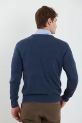 Sweater de tejido de punto color naranja melange, con cuello redondo y manga larga.