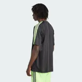Remera de corte holgado Adidas Adicolor Jacquard, color negro con detalles en verde lima brillante en el logo del pecho y las clásicas tres tiras en los hombros y mangas. Presenta un sutil diseño de rayas verticales tipo jacquard.