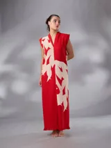 Vestido largo y recto sin mangas, confeccionado en paño de algodón con escote en V y cuello mao. Cuenta con un diseño bicolor en rojo y crudo con estampado exclusivo de hojas.