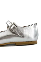 Zapato tipo Mary Jane plateado, 100% de cuero, con capellada, forro y plantilla de cuero. Ajuste con hebilla.