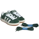 Championes Adidas Campus 00S de gamuza color verde con las tres tiras blancas y suela color caramelo.