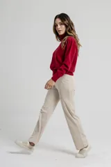 Polera de tejido de punto color negro, con cuello tortuga alto y puños y ruedo acanalados.