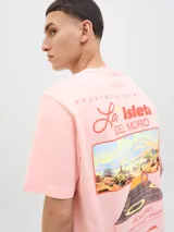 Remera rosa de algodón con cuello redondo y manga corta. Estampado en la espalda con el texto "PROVINCIA DE ALMERÍA", "La Isleta DEL MORO", una imagen de un paisaje y el logo de Jack & Jones.
