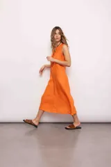 Vestido largo naranja de lino, con cuello redondo y sin mangas.