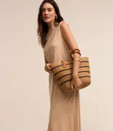 Vestido midi Marfinno color beige, confeccionado en viscosa y poliéster, con cuello alto, diseño sin mangas, hombreras y silueta fluida.