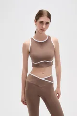 Top deportivo sin mangas, color camel, con cuello redondo y detalles de ribete en color blanco en el cuello y bajo el busto.
