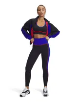 Sujetador deportivo de soporte medio con diseño de espalda cruzada. Presenta una base negra con detalles en azul y costuras en rojo, confeccionado en tejido elástico de alto rendimiento con tecnología de secado rápido y control de olores.