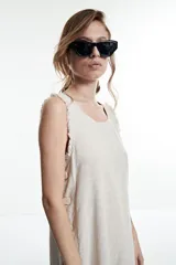 Vestido midi sin mangas, color beige melange, de corte recto y holgado, con terminaciones deshilachadas en el cuello y el ruedo.