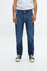 Jean de calce slim fit, color azul denim.